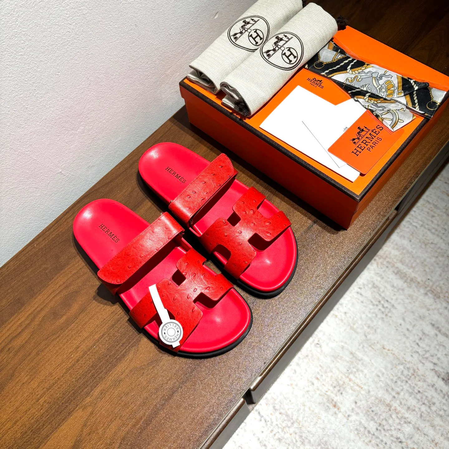 👟👟Ex-factory price 520👟👟 Men's size +10 Brand💗: HERMES Number💗: H8018-210199 Color💗: Ostrich pattern new color system Size 💗: 35 to 40 38-45 Upper material: imported calfskin Outsole material: Tpu anti-slip and wear-resistant outsole 🆕🆕🆕HERMES 2025 latest color matching, original purchased and dismantled, imported custom fabrics. All colors have been adjusted N times, striving to be zero different from the original! The top version for women 💰 Erjie's shoes that have become extremely popular recently - chypre sandals, which are comfortable for all ages and are cute and cute. Paired with various colored socks, it’s so trendy